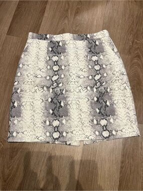 Snake-Print Mini Skirt in Cream and Gray Gianni Bini SZ 8